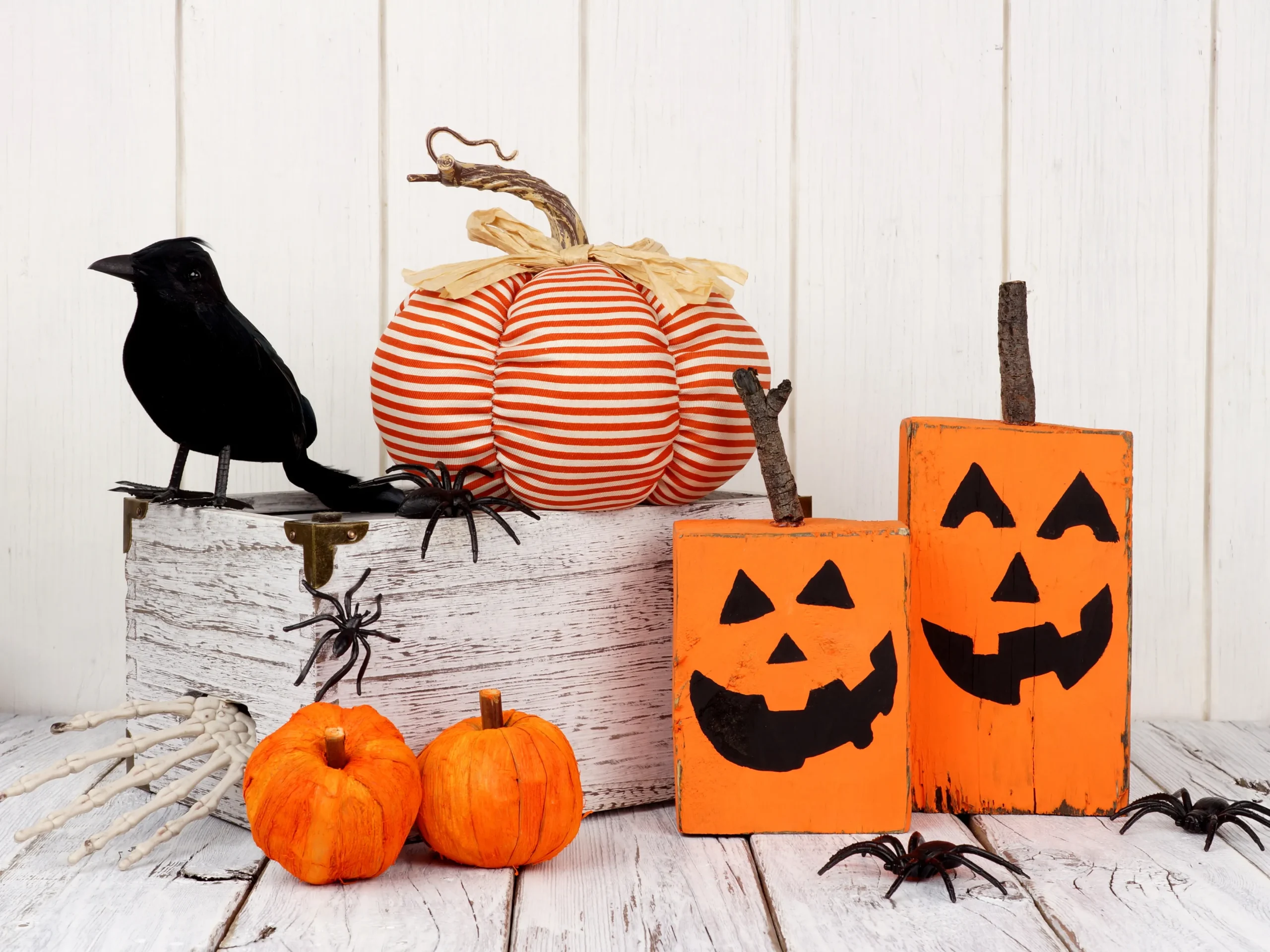 DIY Halloween Ideas - wooden jack-o-lanterns, pumpkins, crows